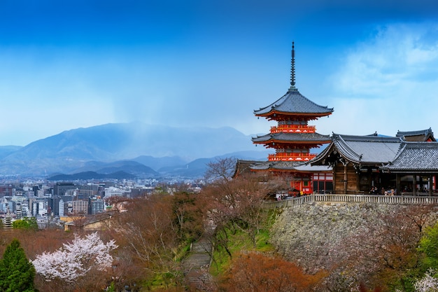 日本の赤い塔と京都の街並み。
