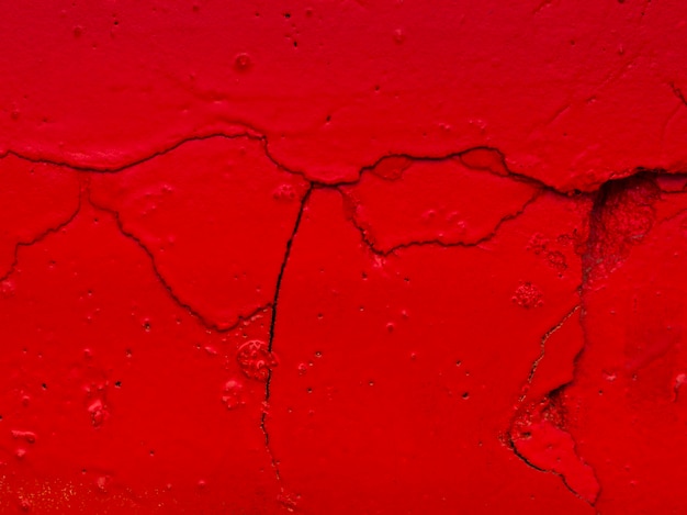 赤いペイントクラッカーの表面