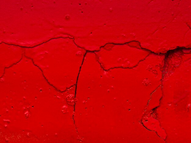 Красной краской поверхность крекеров
