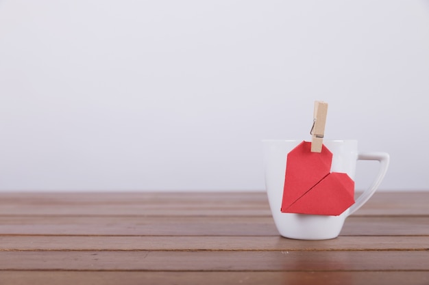 Cuore di carta rossa sulla tazza