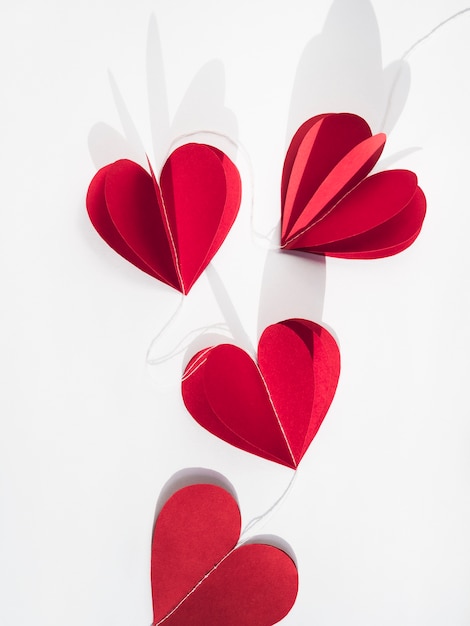 Красные бумажные сердечки на столе