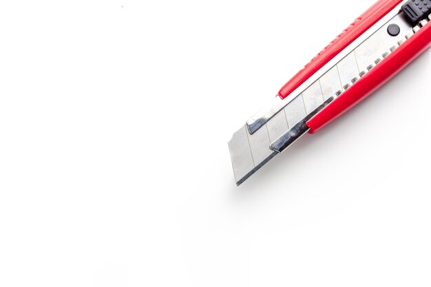 白い背景で隔離の赤いペーパーナイフ