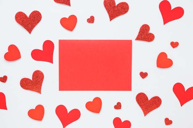 Красная бумага с яркими сердцами