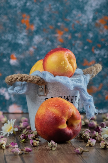 Free photo red peaches isolated on a blue kitchen towel