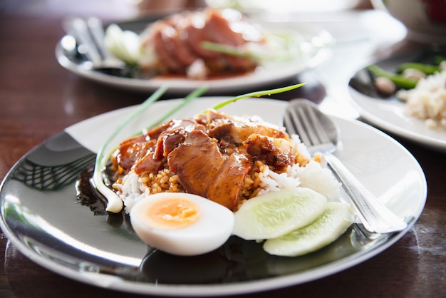 붉은 돼지 고기와 쌀-유명한 태국 음식 레시피
