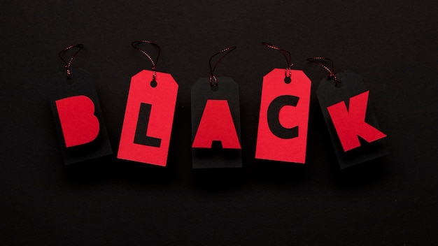 Foto gratuita cartellini dei prezzi rossi su sfondo scuro venerdì nero concetto