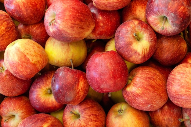 Красные спелые яблоки в супермаркете