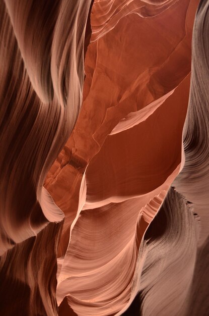 峡谷の壁の赤い岩のパターンとテクスチャ。