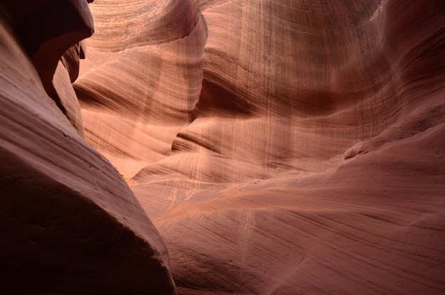 アリゾナ州のアンテロープキャニオンの赤い岩の砂岩の壁。