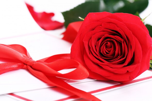 赤いバラと休日の封筒