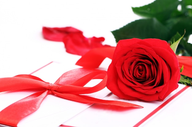 赤いバラと休日の封筒