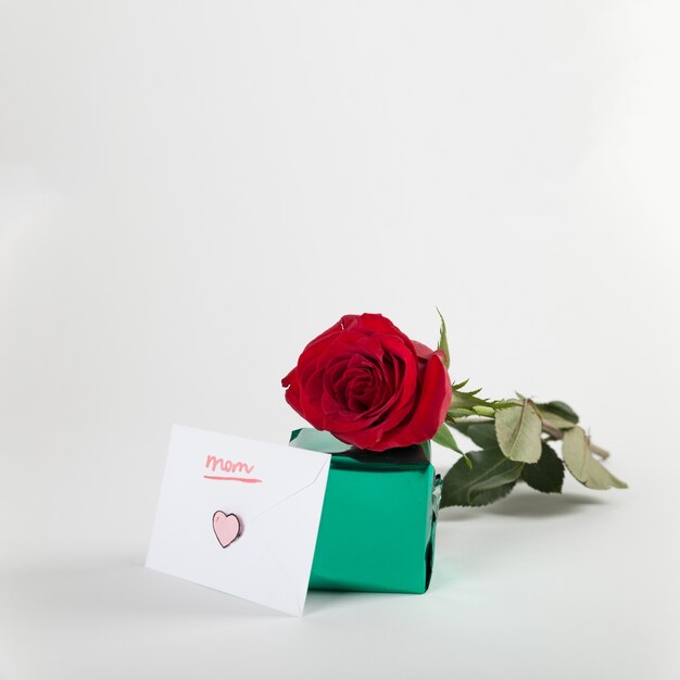 ギフトボックスと封筒で赤いバラ