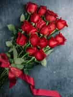 免费照片红玫瑰花束放在桌子上