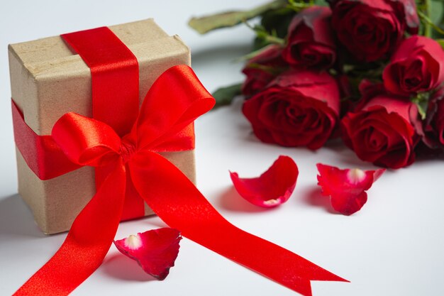 빨간 장미와 대리석 배경에 선물 상자