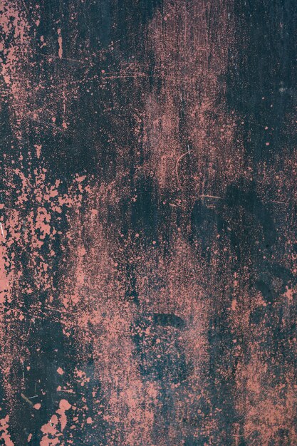 Красный ржавый металлический гранж-фон или текстура с царапинами и трещинами