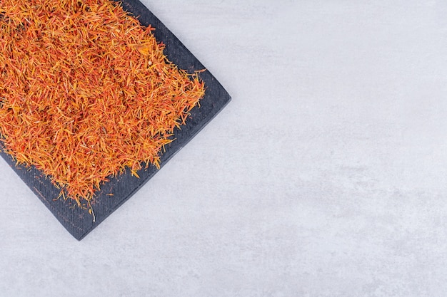 Free photo red saffron seeds on a black platter