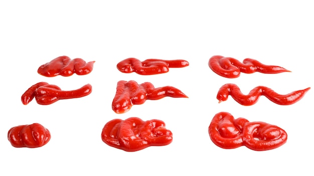 Брызги красного соуса, изолированные на белом фоне. кетчуп.