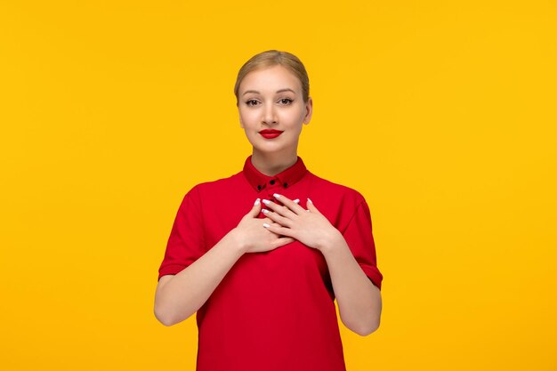 День красной рубашки милая девушка держит грудь в красной рубашке на желтом фоне