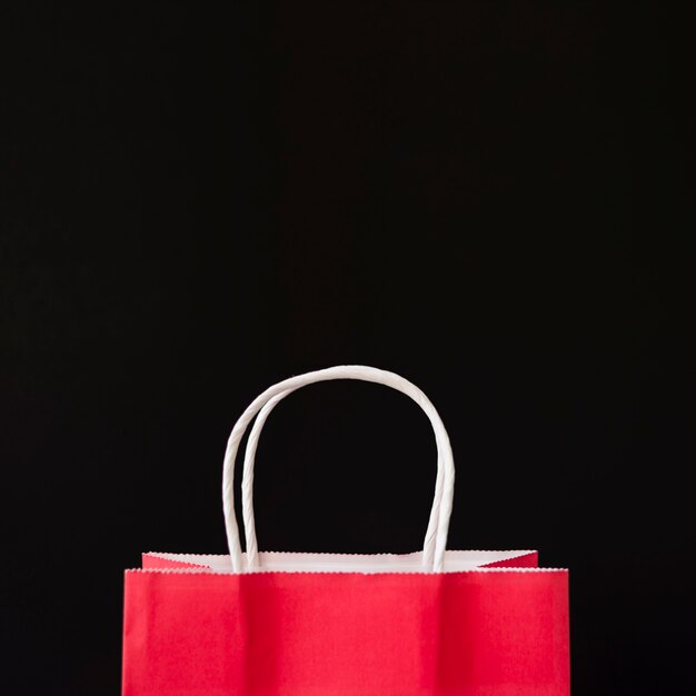 テーブル上に赤いショッピングバッグ