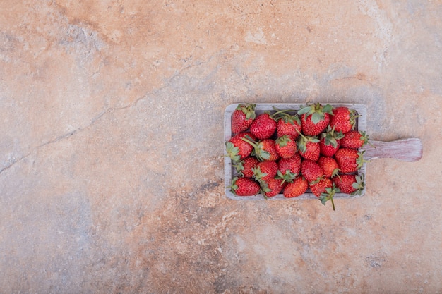 Free photo red strawberries in a blue rustic platter