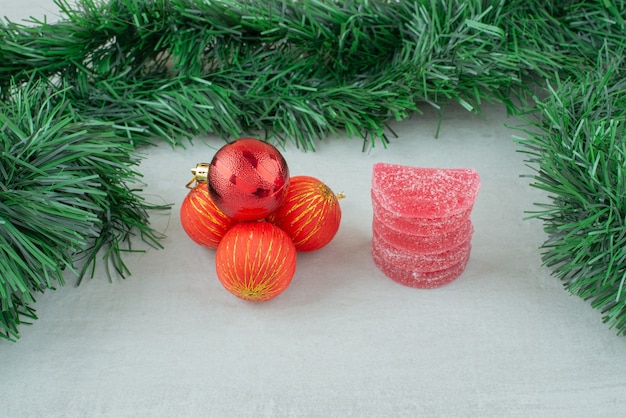 대리석 바탕에 빨간색 크리스마스 볼 붉은 설탕 마멀레이드. 고품질 사진