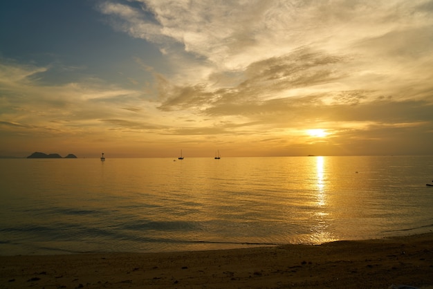 赤い夕日旅行の日の海岸線