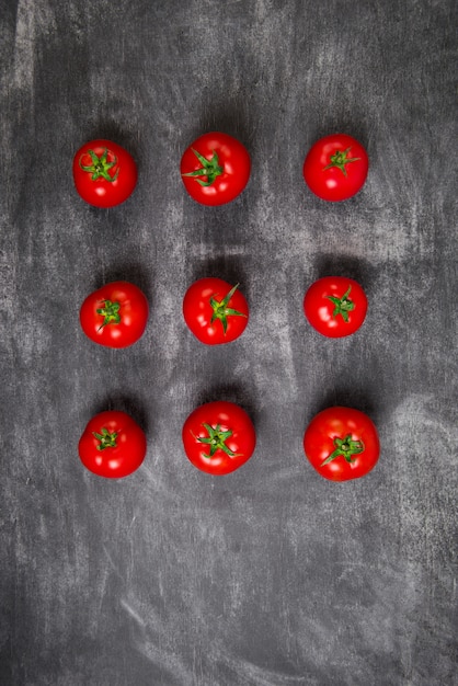 Foto gratuita pomodori rossi sulla tavola grigia di legno