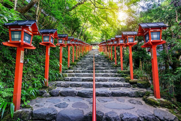 일본 교토 기후 네 신사의 붉은 전통 전등 기둥.