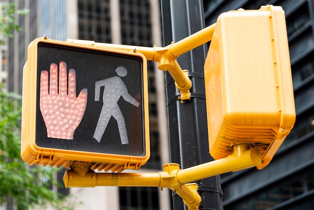 Free photo red traffic light closeup