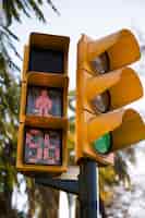 Бесплатное фото Красный светофор для пешеходов с обратным отсчетом