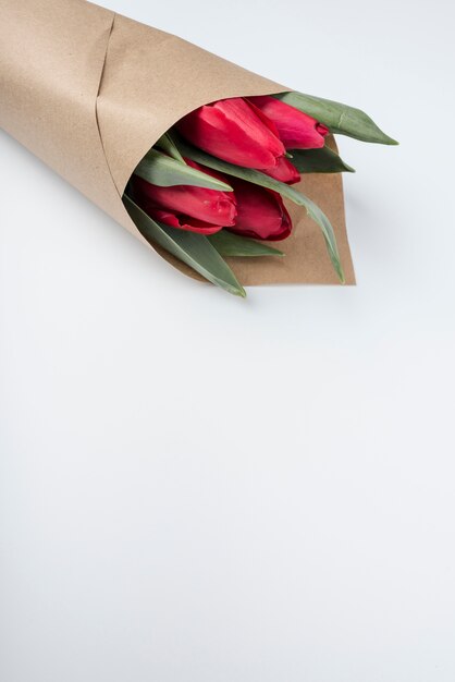 パッケージ紙の赤いチューリップの花束
