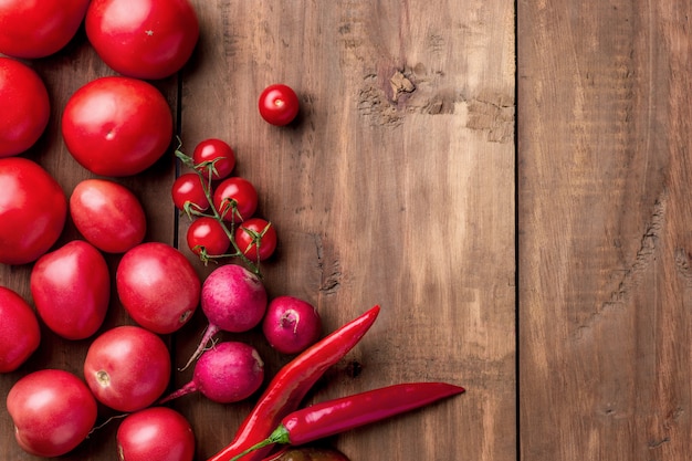 Le verdure rosse sul tavolo di legno