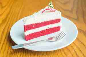 Free photo red velvet cream cake