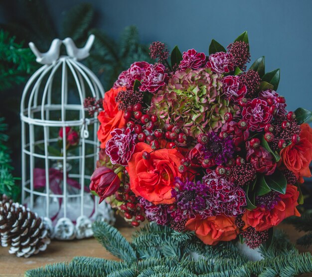 赤と紫の色の組み合わせの花の花束