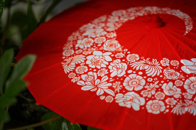 잎이 달린 빨간 와가사 우산