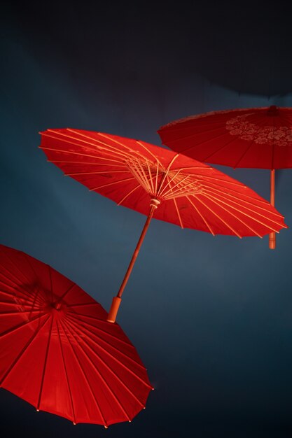 赤い和傘が浮かぶ