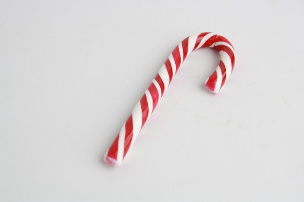 Красные и белые рождественские конфеты на белой поверхности