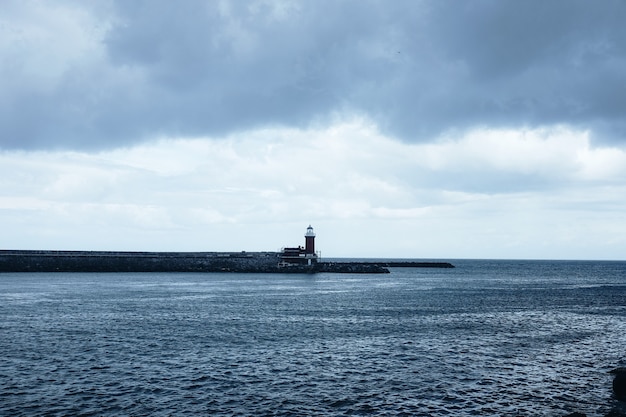 赤と白の灯台の風景