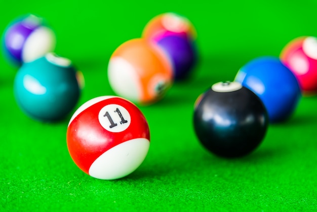 Foto gratuita piscina di palline rosso e bianco vicino alla palla nera