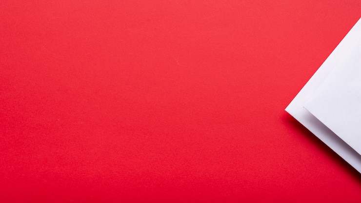 Free Photo red and white triangular cardboard sheets with copy space