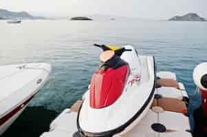 Free photo red and whithe jet ski on a calm blue sea of bodrum turkey
