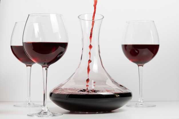 Бесплатное фото Графин для красного вина и бокалы