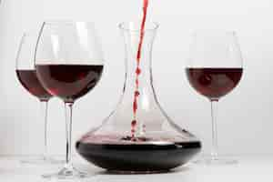 Foto gratuita composizione caraffa e bicchieri per vino rosso