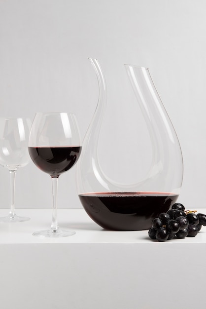 テーブルの上の赤ワイン デカンタとブドウ