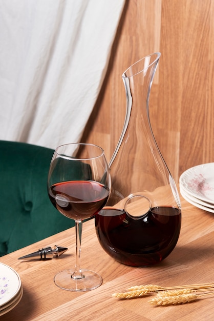 木製のテーブルに赤ワイン デカンタ