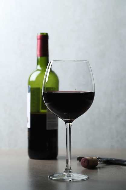 Красное вино в бокале и бутылке