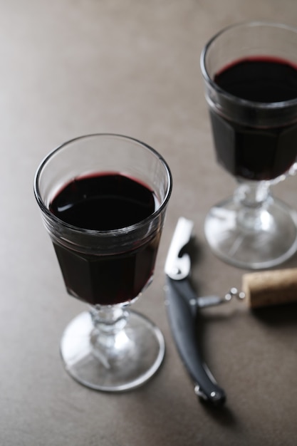 グラスとコルク抜きの赤ワイン