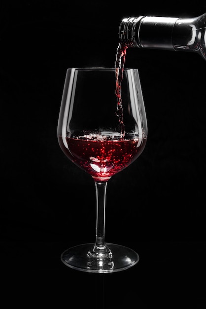 ワイングラスに注ぐ赤ワイン