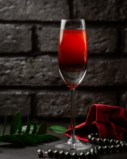テーブルの上の赤ワイン