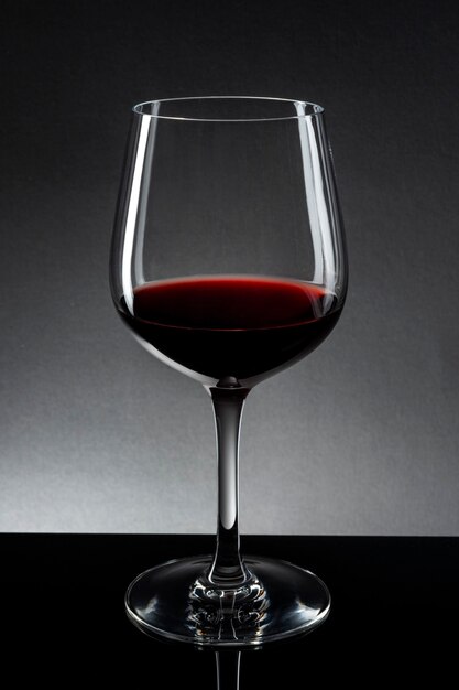 分離されたワイングラスの赤ワイン